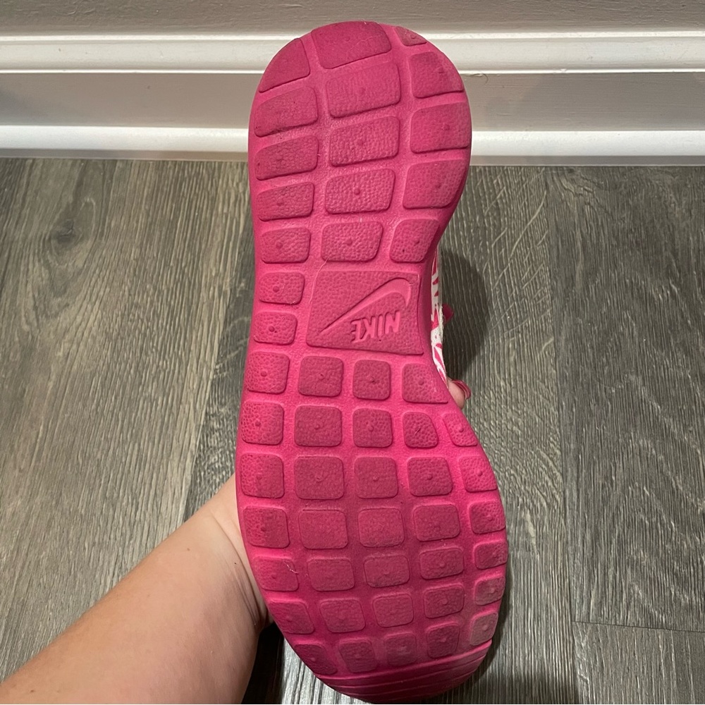 Nike Girl’s Roshe Aztec Pink Pattern Tennis Shoes - Picture 5 of 6